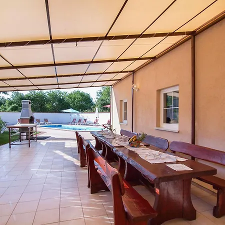 Wunderschoenes In Mit Privatem Pool